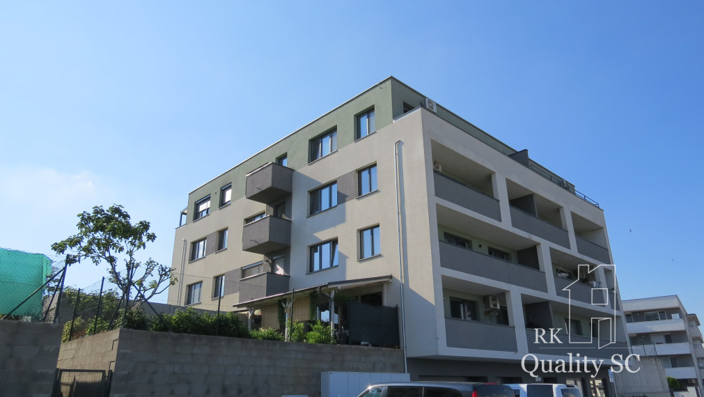 SENEC – NA PREDAJ – novostavba 2 izbového bytu s terasou a parkovacím státím v tichom prostredí